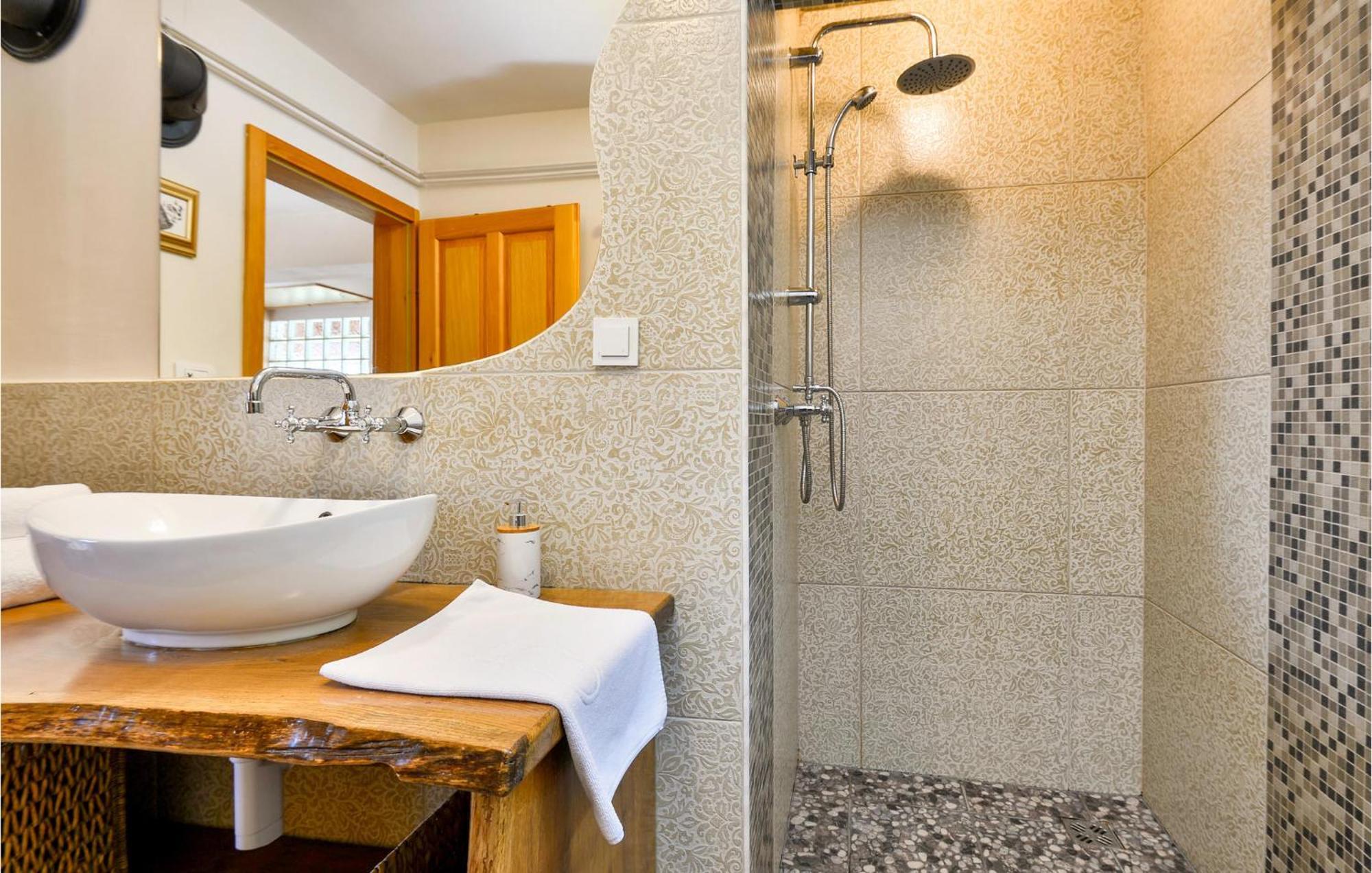 Beautiful Home In Sv,Martin Na Muri With Jacuzzi สเวติ มาร์ติน นา มูรี ภายนอก รูปภาพ